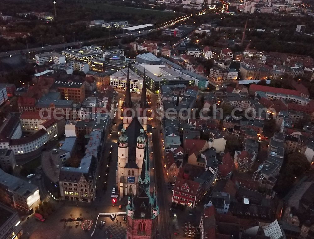 Aerial photograph at night Halle (Saale) - Night lighting in the market place on Marktplatz which market church Unser lieben Frauen in Halle (Saale)in the morning dawn in the state Saxony-Anhalt, Germany