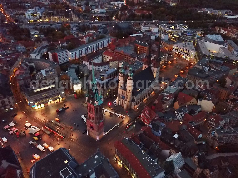 Aerial image at night Halle (Saale) - Night lighting in the market place on Marktplatz which market church Unser lieben Frauen in Halle (Saale)in the morning dawn in the state Saxony-Anhalt, Germany