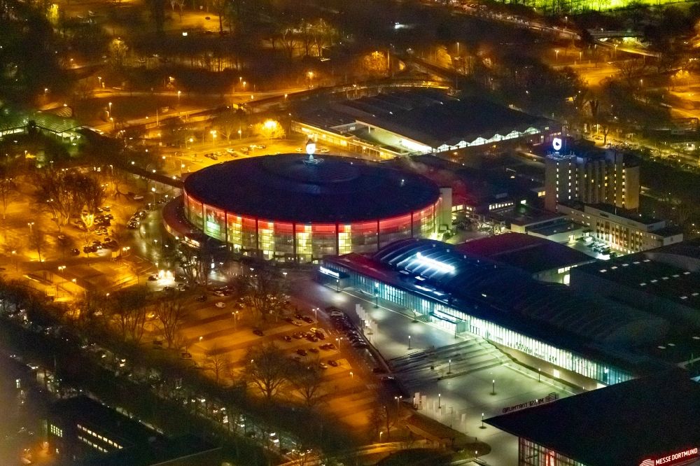 Aerial image at night Dortmund - Night lighting surfaces of Messe Westfalenhallen Dortmund GmbH - Eingang Nord on Rheinlanddamm in Dortmund in the state North Rhine-Westphalia