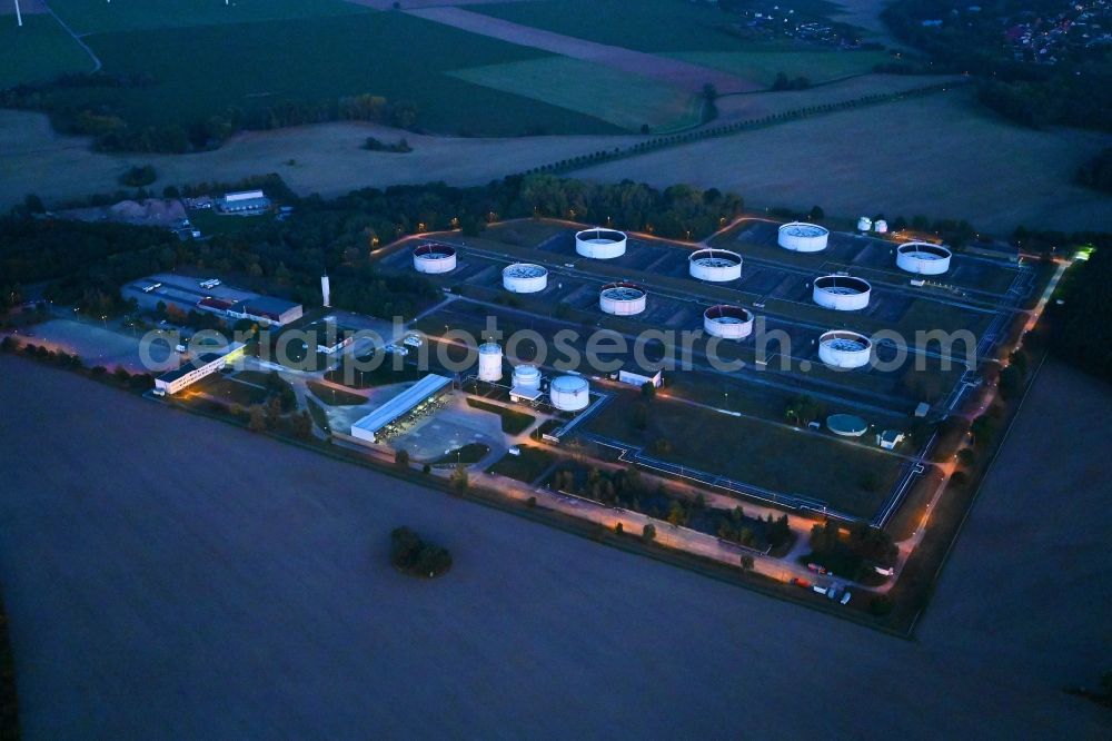 Aerial photograph at night Seefeld-Löhme - Night lighting mineral oil - high storage tanks for gasoline and diesel fuels in Seefeld in Brandenburg