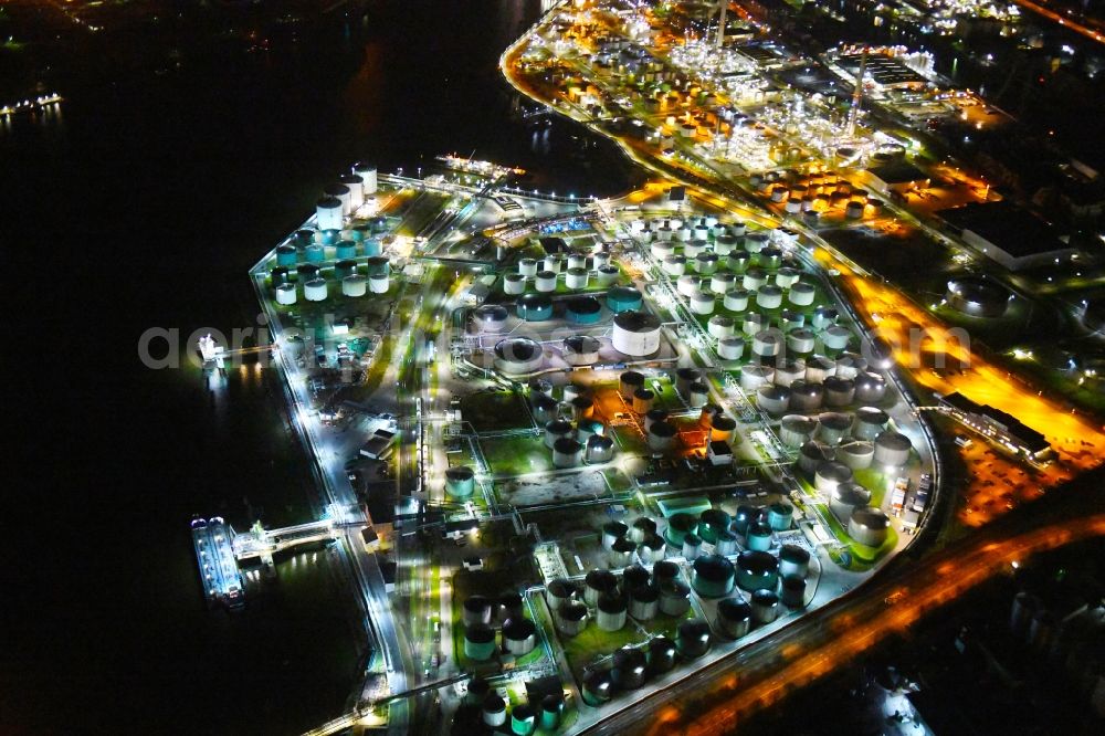 Aerial photograph at night Hamburg - Night lighting mineral oil - tank on Oelhafen in Hamburg, Germany