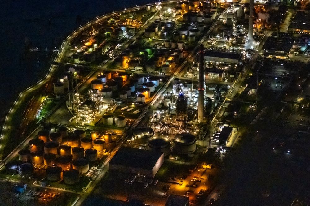 Aerial photograph at night Hamburg - Night lighting mineral oil - tank on Oelhafen in the district Wilhelmsburg in Hamburg, Germany