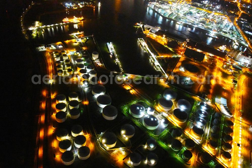 Aerial image at night Hamburg - Night lighting mineral oil - tank Kattwykdamm - Hohe-Schaar-Strasse in the district Wilhelmsburg in Hamburg, Germany