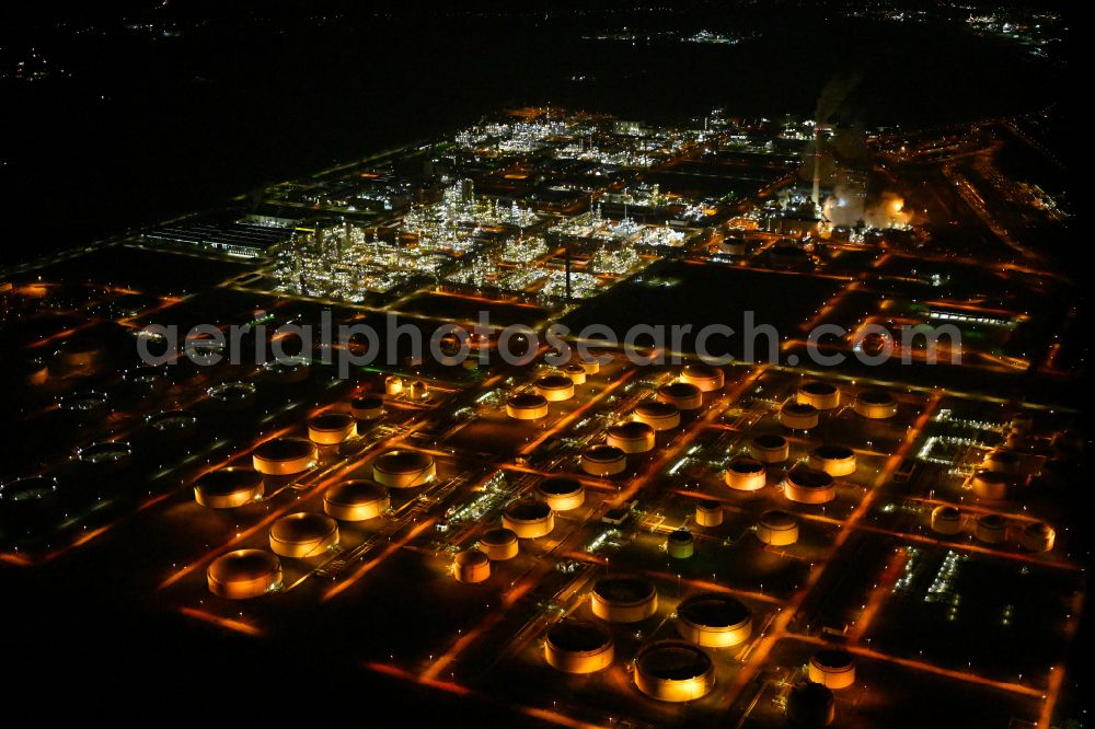 Aerial photograph at night Leuna - Night lighting mineral oil - tank of TOTAL Raffinerie Mitteldeutschland in Leuna in the state Saxony-Anhalt, Germany