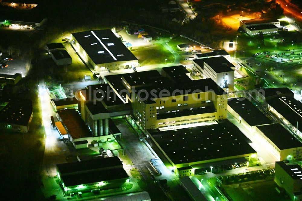 Aerial image at night Waltershausen - Night lighting buildings and production halls on the vehicle construction of Multicar site in Waltershausen in the state Thuringia, Germany