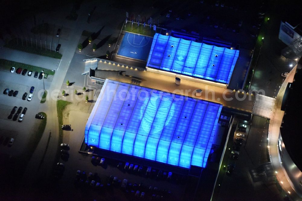Aerial photograph at night Hamburg - Night view of People's Bank Arena in Hamburg Altona in People's Park was opened in 2008. It includes an ice-ball and a sports hall and is located directly next to the O2 World Hamburg. The Hamburg Freezers and the HSV Handball training in the People's Bank Arena. They have their offices and their official fan shop. The operator of the facility is Anschutz Entertainment Group ( AEG ), a subsidiary of the Anschutz Corporation