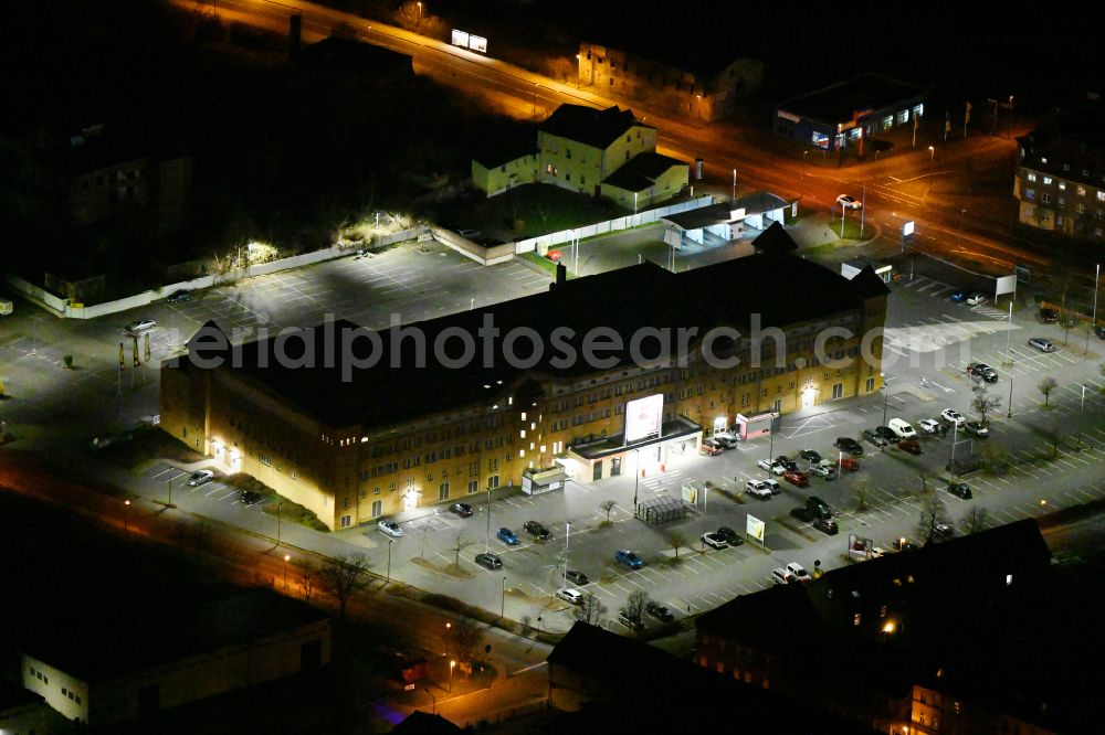 Bitterfeld at night from the bird perspective: Night lighting building complex of local supply center KAUFLAND on street Bismarckstrasse in Bitterfeld in the state Saxony-Anhalt, Germany