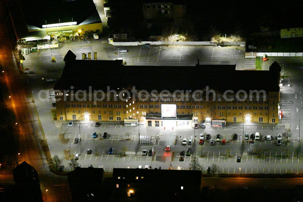 Aerial photograph at night Bitterfeld - Night lighting building complex of local supply center KAUFLAND on street Bismarckstrasse in Bitterfeld in the state Saxony-Anhalt, Germany
