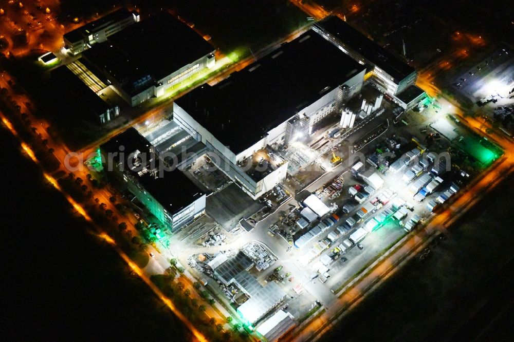 Dresden at night from the bird perspective: Night lighting new building - construction site on the factory premises Fab, Semiconductor Fabrication Plantof by Robert Bosch Semiconductor Manufacturing Dresden GmbH in the district Hellerau in Dresden in the state Saxony, Germany