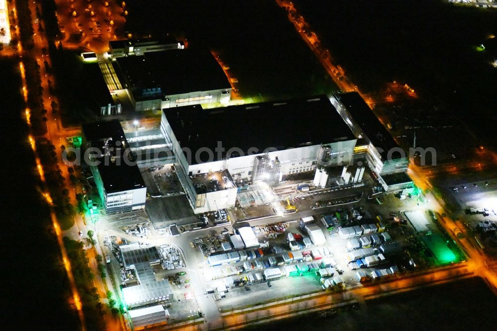 Aerial photograph at night Dresden - Night lighting new building - construction site on the factory premises Fab, Semiconductor Fabrication Plantof by Robert Bosch Semiconductor Manufacturing Dresden GmbH in the district Hellerau in Dresden in the state Saxony, Germany