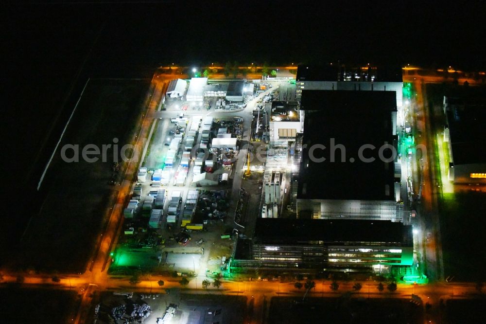 Aerial image at night Dresden - Night lighting new building - construction site on the factory premises Fab, Semiconductor Fabrication Plantof by Robert Bosch Semiconductor Manufacturing Dresden GmbH in the district Hellerau in Dresden in the state Saxony, Germany