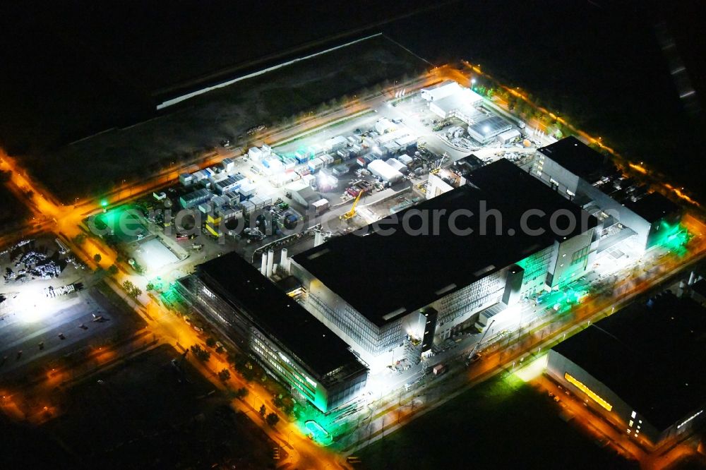Dresden at night from above - Night lighting new building - construction site on the factory premises Fab, Semiconductor Fabrication Plantof by Robert Bosch Semiconductor Manufacturing Dresden GmbH in the district Hellerau in Dresden in the state Saxony, Germany