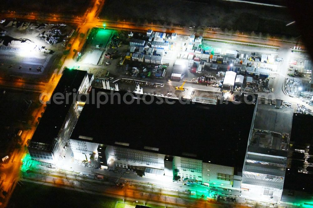Aerial image at night Dresden - Night lighting new building - construction site on the factory premises Fab, Semiconductor Fabrication Plantof by Robert Bosch Semiconductor Manufacturing Dresden GmbH in the district Hellerau in Dresden in the state Saxony, Germany