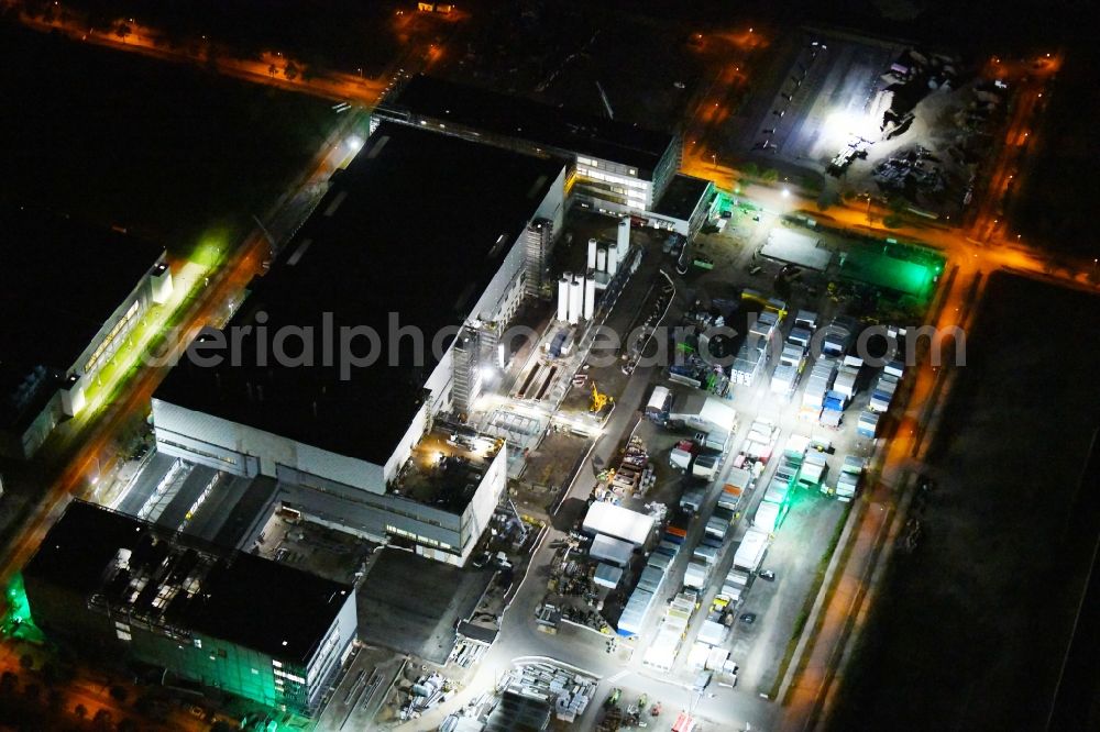 Dresden at night from above - Night lighting new building - construction site on the factory premises Fab, Semiconductor Fabrication Plantof by Robert Bosch Semiconductor Manufacturing Dresden GmbH in the district Hellerau in Dresden in the state Saxony, Germany