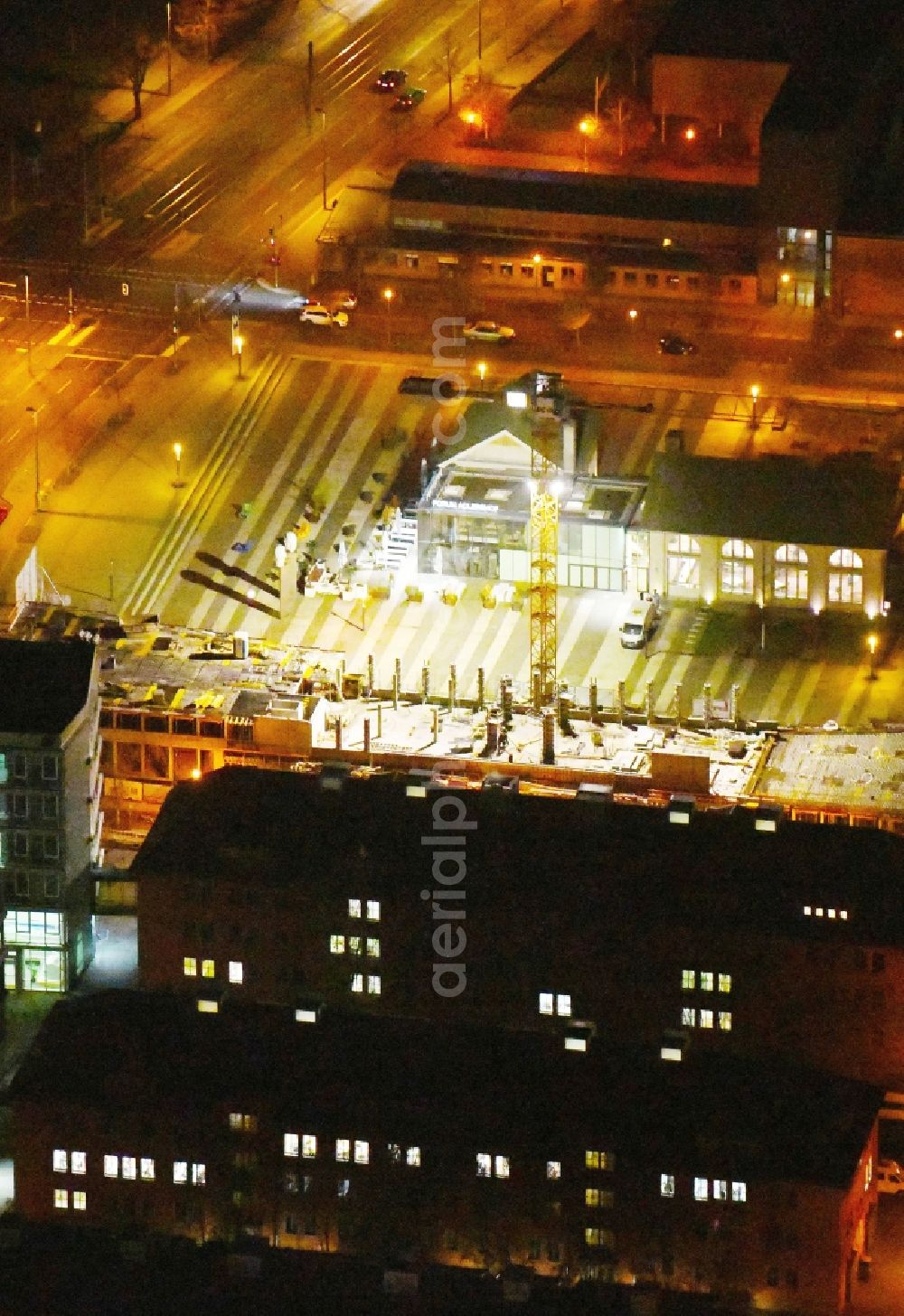 Berlin at night from the bird perspective: Night lighting Construction site to build a new office and commercial building Am Forum and Ecowiss on Erich-Thilo-Strasse corner Rudower Chaussee in Berlin, Germany