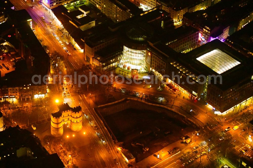 Aerial photograph at night Köln - Night lighting construction site to build a new office and commercial building on Rudolfplatz on Koelner Hahnepooz - Hahnentorburg in Cologne in the state North Rhine-Westphalia, Germany