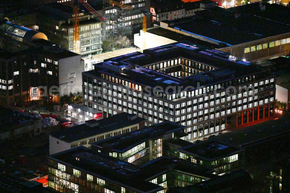 München at night from the bird perspective: Night lighting construction site to build a new office and commercial building KARL Muenchen on Karlstrasse - Denisstrasse in the district Maxvorstadt in Munich in the state Bavaria, Germany