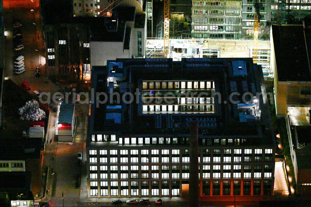 Aerial photograph at night München - Night lighting construction site to build a new office and commercial building KARL Muenchen on Karlstrasse - Denisstrasse in the district Maxvorstadt in Munich in the state Bavaria, Germany