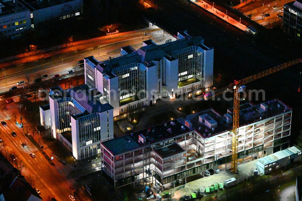 Aerial photograph at night München - Night lighting construction site to build a new office and commercial building H29 in Muenchener Westend on street Hansastrasse in the district Sendling-Westpark in Munich in the state Bavaria, Germany