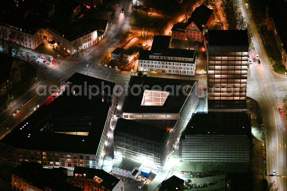 Jena at night from the bird perspective: Night lighting complementary new construction site on the campus-university building complex Campus Inselplatz on Loebdegraben - Steinweg in Jena in the state Thuringia, Germany