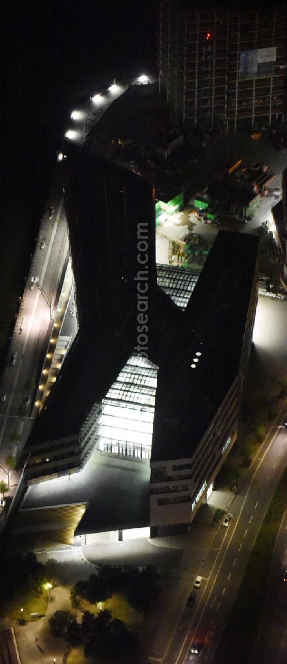 Hamburg at night from the bird perspective: Night lighting View of building lot of the new Hafen city University in Hamburg