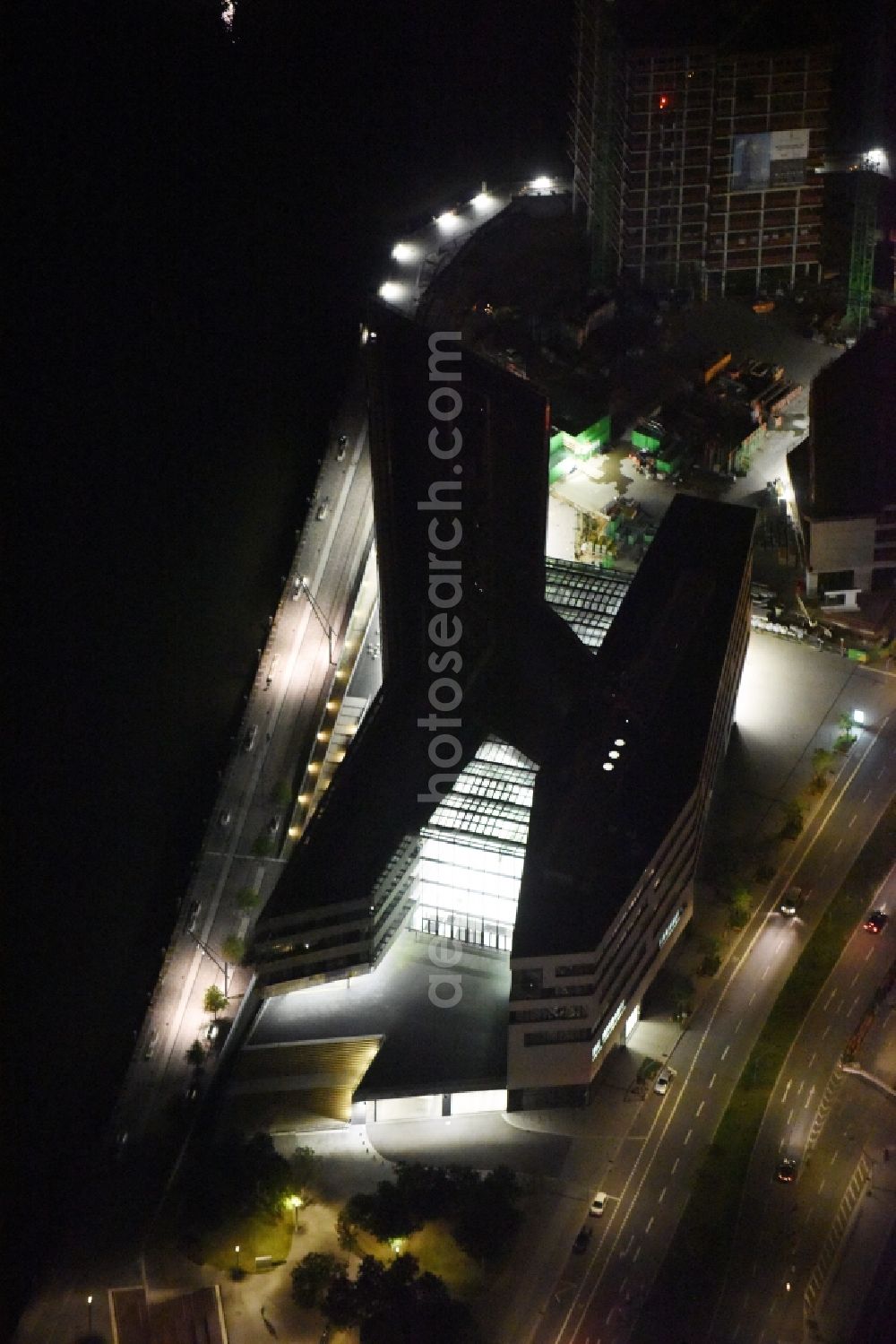 Aerial photograph at night Hamburg - Night lighting View of building lot of the new Hafen city University in Hamburg