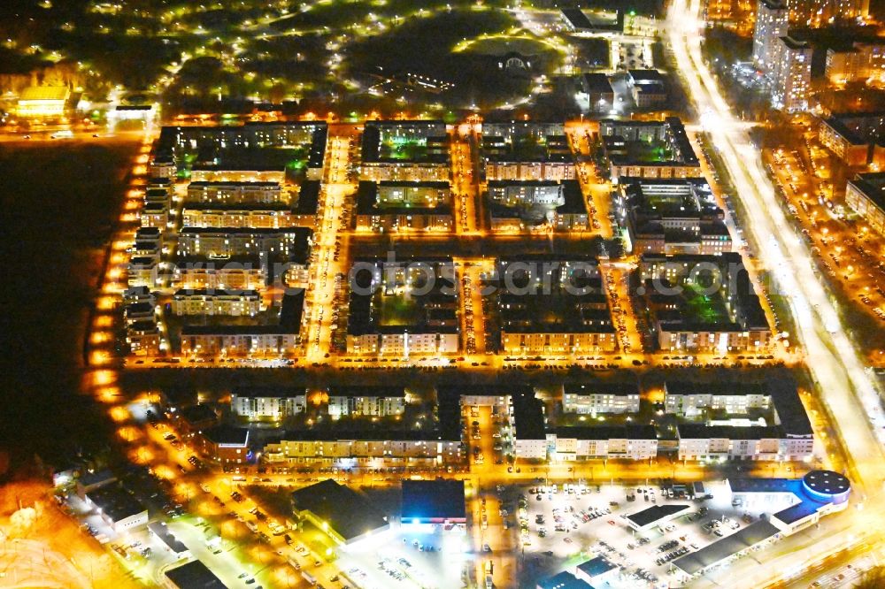 Aerial photograph at night Berlin - Night lighting new multi-family residential complex between Hasenholzer Allee and the Wiesenpark in the district Marzahn in Berlin