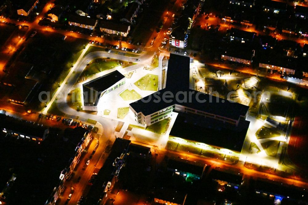 Aerial photograph at night Hönow - Night lighting building city destrict center between of Schulstrasse and of Marderstrasse in Hoenow in the state Brandenburg, Germany