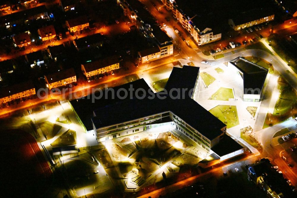 Hönow at night from the bird perspective: Night lighting building city destrict center between of Schulstrasse and of Marderstrasse in Hoenow in the state Brandenburg, Germany