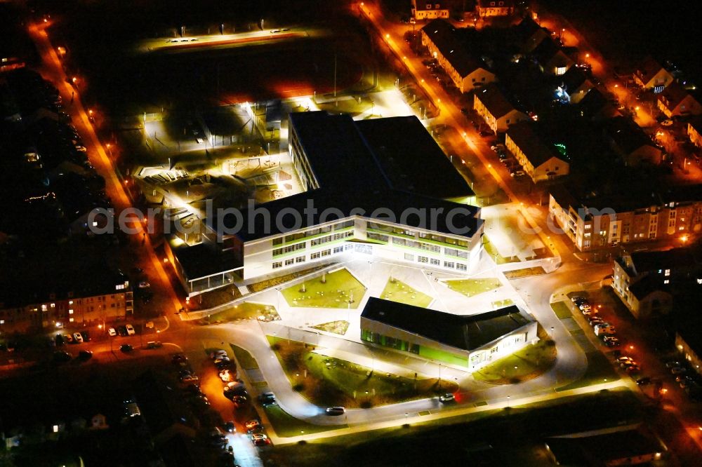Hönow at night from the bird perspective: Night lighting building city destrict center between of Schulstrasse and of Marderstrasse in Hoenow in the state Brandenburg, Germany