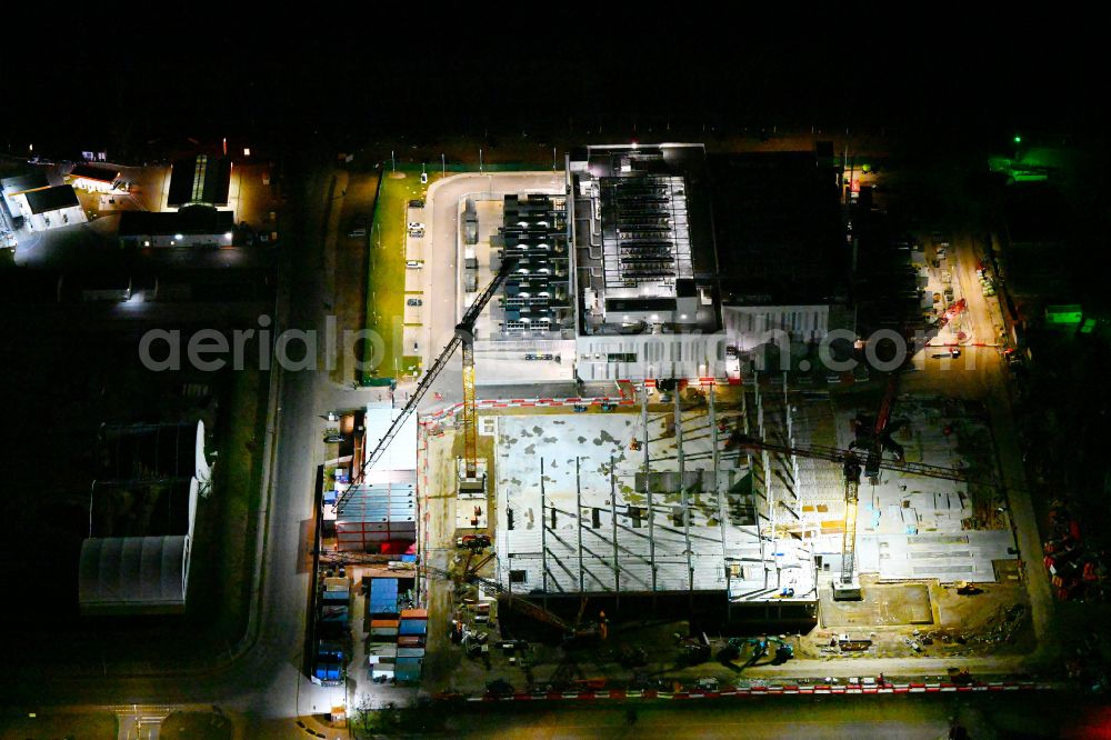 Mittenwalde at night from the bird perspective: Night lighting construction site of data center building and online data processing hub on street Dahmestrasse in Mittenwalde in the state Brandenburg, Germany