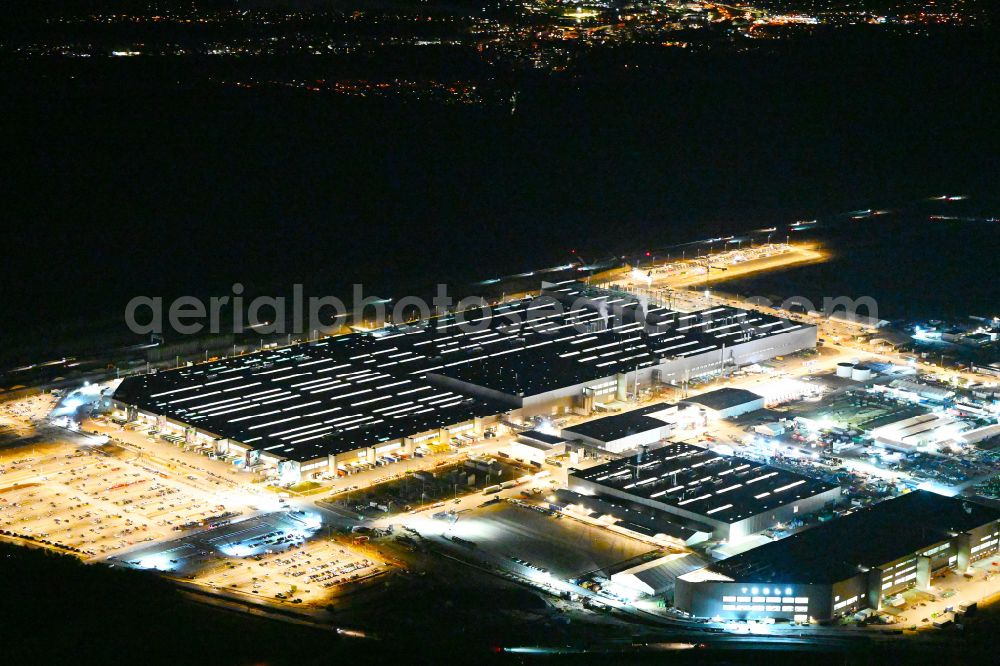 Grünheide (Mark) at night from the bird perspective: Night lighting construction site for the new building of Tesla Gigafactory 4 on Schlehenweg - Eichenstrasse in the district Freienbrink in Gruenheide (Mark) in the state Brandenburg, Germany