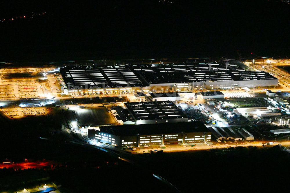 Aerial photograph at night Grünheide (Mark) - Night lighting construction site for the new building of Tesla Gigafactory 4 on Schlehenweg - Eichenstrasse in the district Freienbrink in Gruenheide (Mark) in the state Brandenburg, Germany