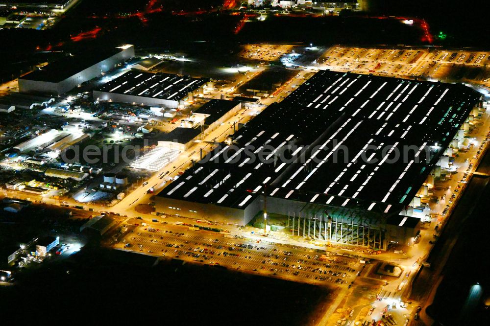 Grünheide (Mark) at night from above - Night lighting construction site for the new building of Tesla Gigafactory 4 on Schlehenweg - Eichenstrasse in the district Freienbrink in Gruenheide (Mark) in the state Brandenburg, Germany