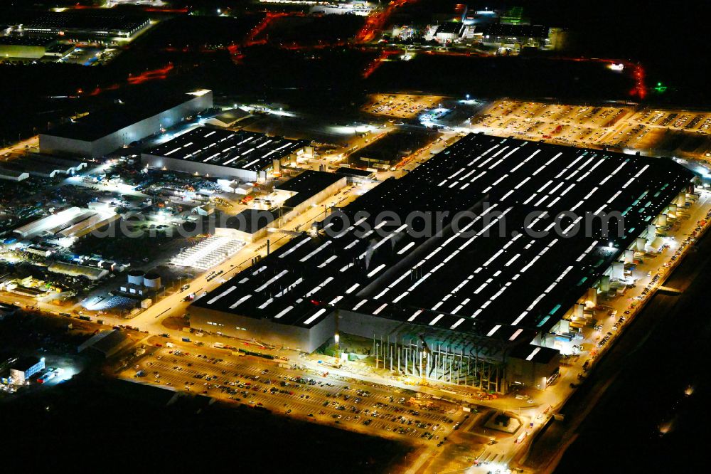 Grünheide (Mark) at night from the bird perspective: Night lighting construction site for the new building of Tesla Gigafactory 4 on Schlehenweg - Eichenstrasse in the district Freienbrink in Gruenheide (Mark) in the state Brandenburg, Germany