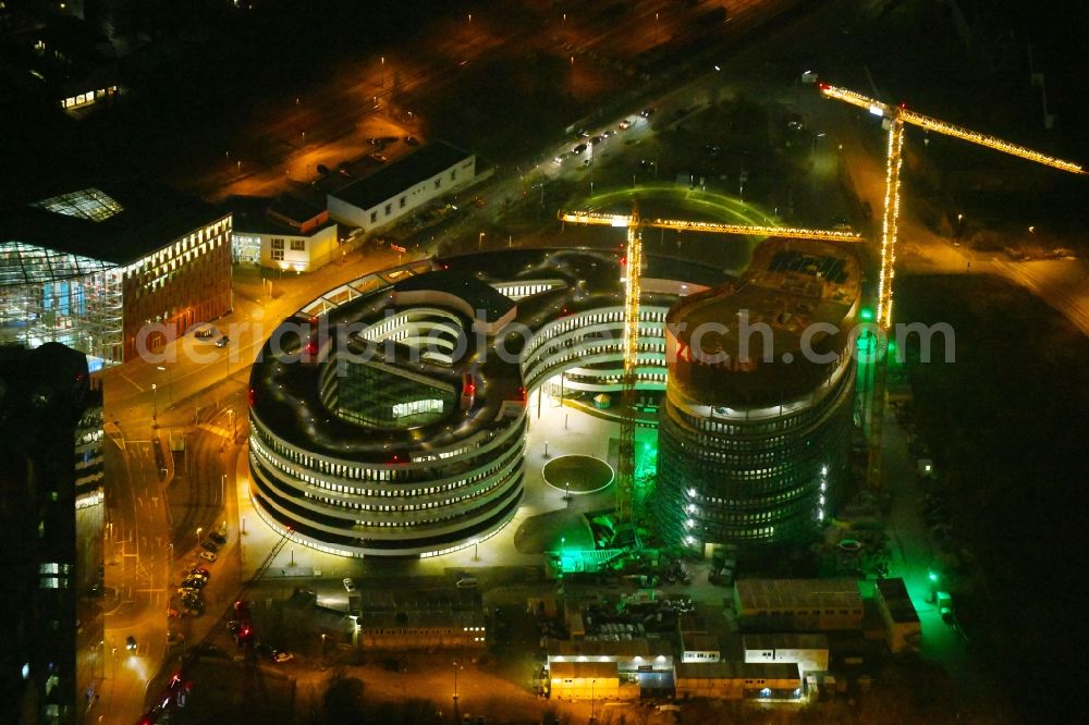 Düsseldorf at night from the bird perspective: Night lighting construction site for the new building trivago-Zentrale on Kesselstrasse in the district Medienhafen in Duesseldorf in the state North Rhine-Westphalia