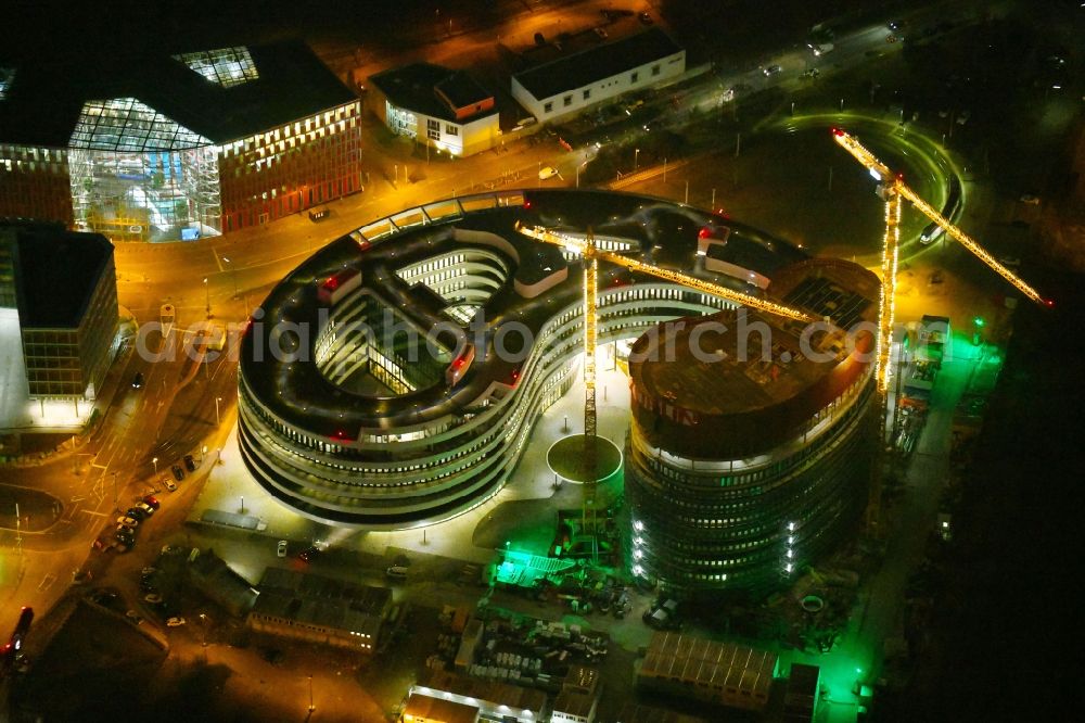 Aerial photograph at night Düsseldorf - Night lighting construction site for the new building trivago-Zentrale on Kesselstrasse in the district Medienhafen in Duesseldorf in the state North Rhine-Westphalia