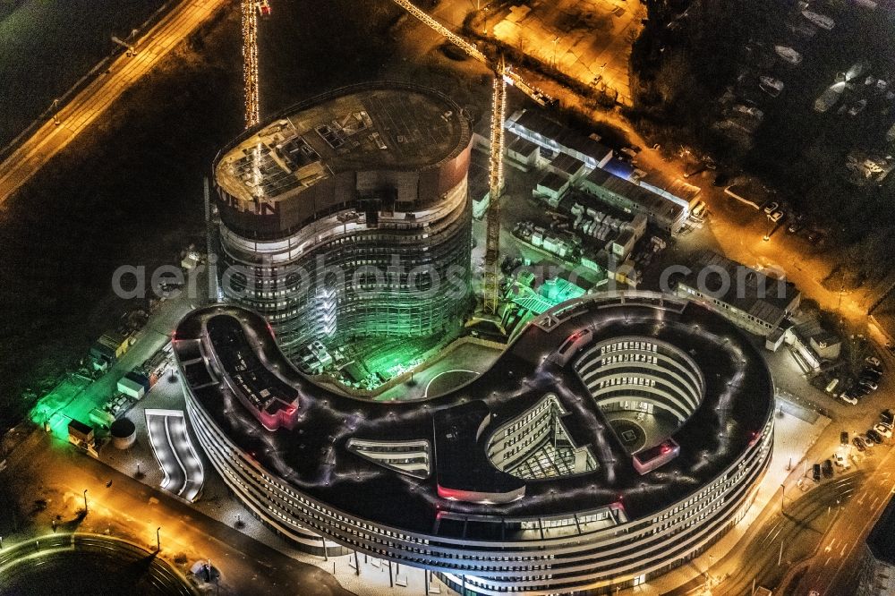 Aerial photograph at night Düsseldorf - Night lighting construction site for the new building trivago-Zentrale on Kesselstrasse in the district Medienhafen in Duesseldorf in the state North Rhine-Westphalia