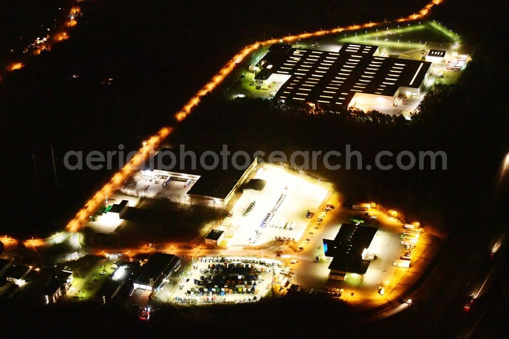 Ludwigsfelde at night from the bird perspective: Night lighting commercial Vehicle and Special Vehicle trade on Kastanienweg in Ludwigsfelde in the state Brandenburg, Germany