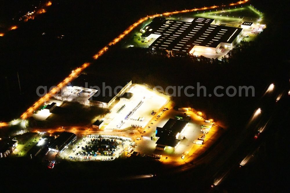 Aerial photograph at night Ludwigsfelde - Night lighting commercial Vehicle and Special Vehicle trade on Kastanienweg in Ludwigsfelde in the state Brandenburg, Germany