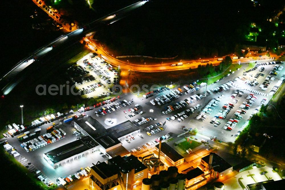 Aerial photograph at night Berlin - Night lighting commercial Vehicle and Special Vehicle trade Mercedes-Benz Nutzfahrzeuge on Neudecker Weg in the district Rudow in Berlin, Germany