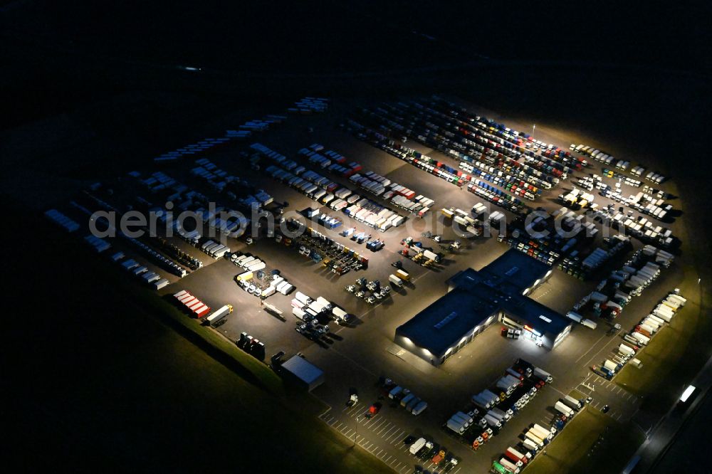 Aerial image at night Ichtershausen - Night lighting commercial Vehicle and Special Vehicle trade TruckStore Erfurt on street Auf dem Obergewende in Ichtershausen in the state Thuringia, Germany