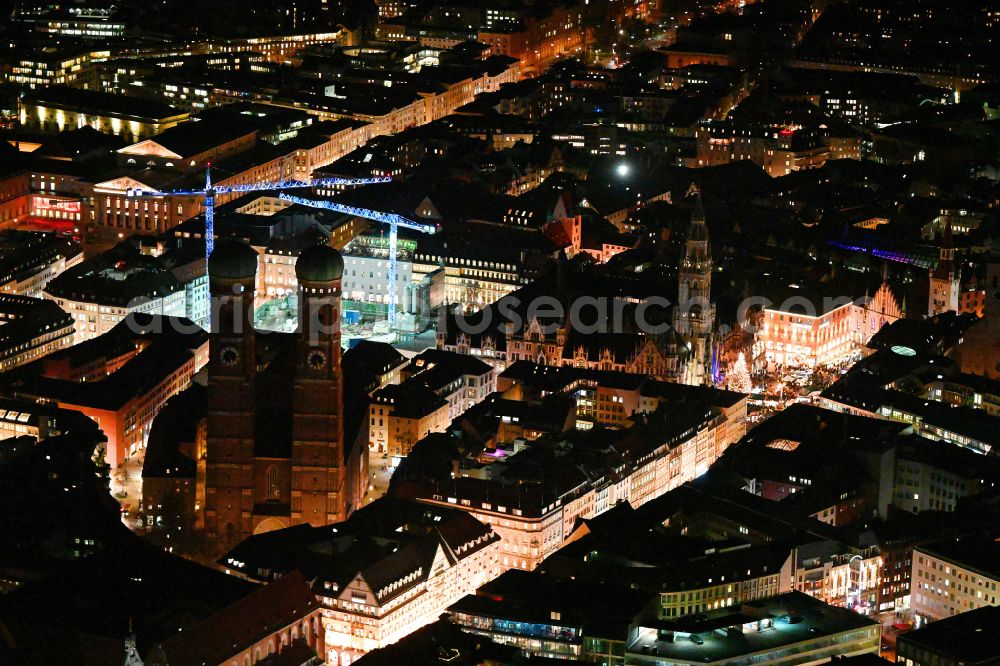 München at night from the bird perspective: Night lighting ensemble space an place Marienplatz and die Fussgaengerzone along the Kaufingerstrasse - place Marienplatz in the inner city center in Munich in the state Bavaria, Germany
