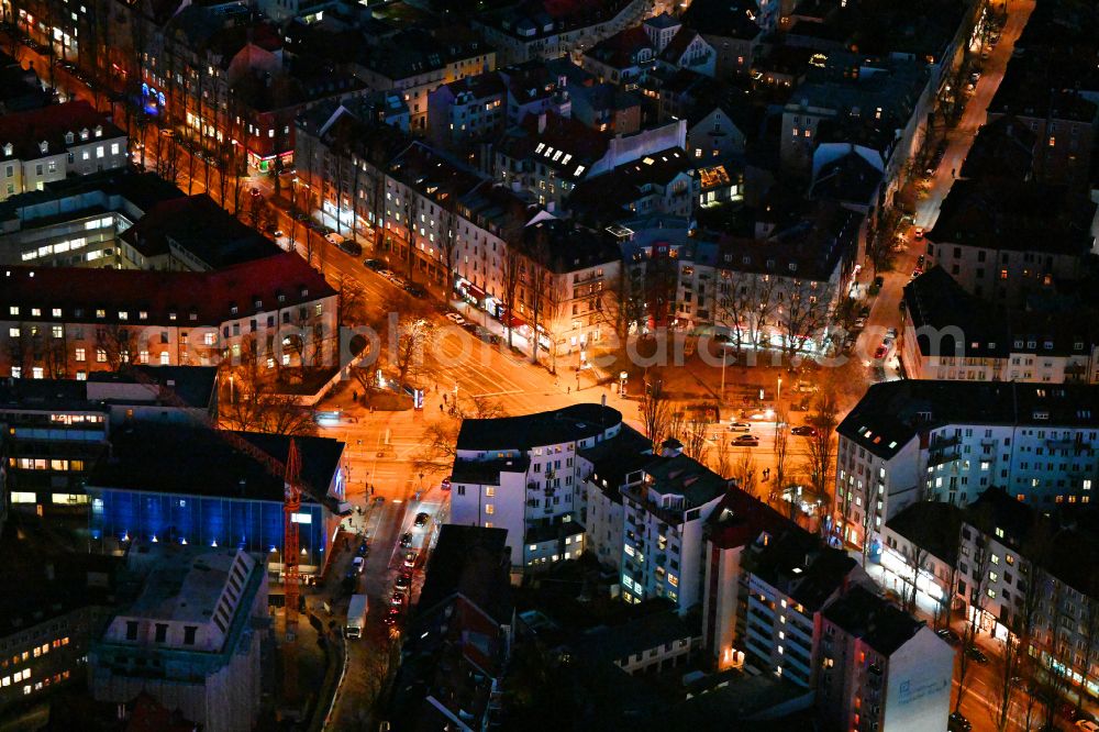 München at night from the bird perspective: Night lighting ensemble space an place in the inner city center on place Goetheplatz in the district Ludwigsvorstadt-Isarvorstadt in Munich in the state Bavaria, Germany