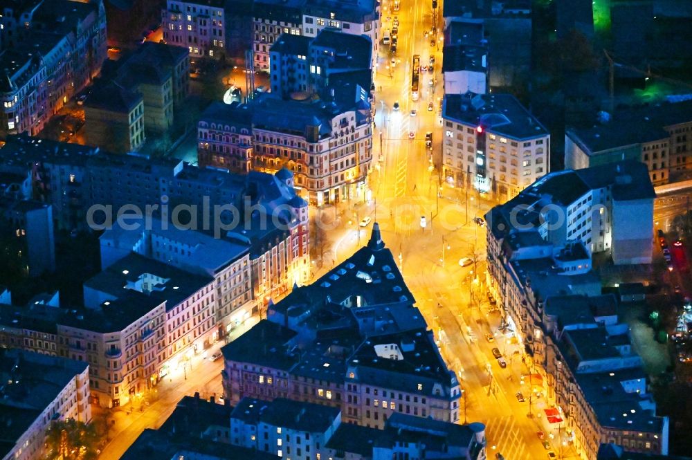 Magdeburg at night from the bird perspective: Night lighting circular surface - Place Hasselbachplatz in the district Altstadt in Magdeburg in the state Saxony-Anhalt, Germany
