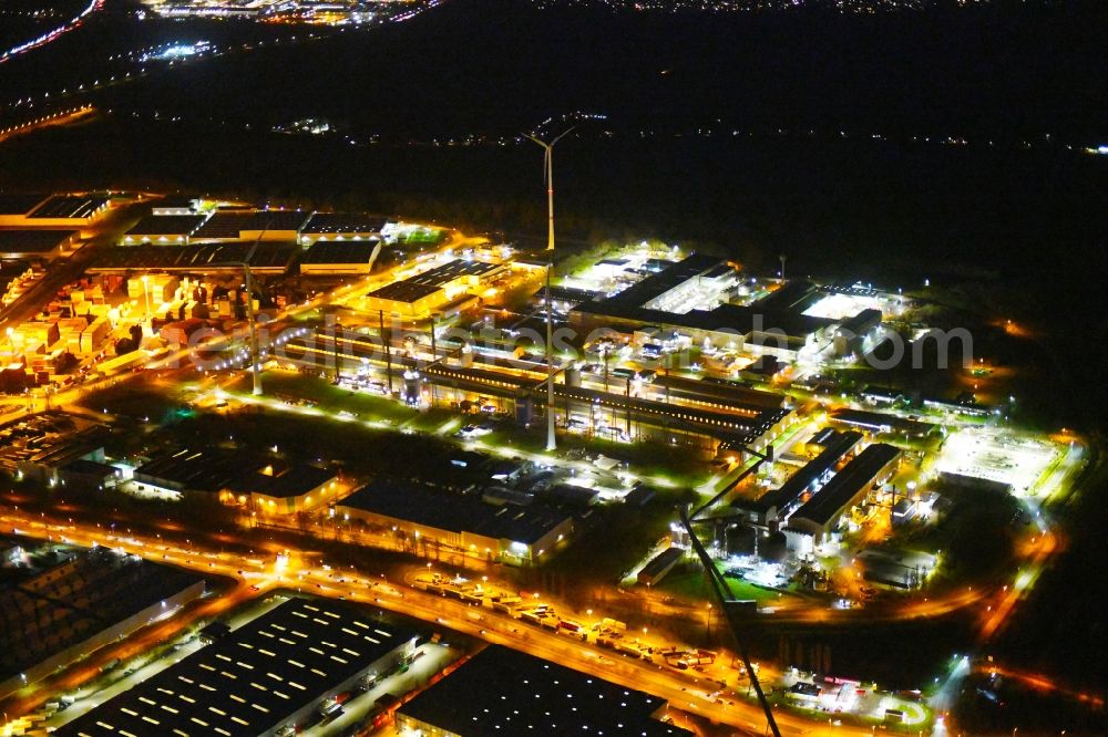 Aerial photograph at night Hamburg - Night lighting building and production halls on the premises of TRIMET Aluminium SE on Aluminiumstrasse in the district Altenwerder in Hamburg, Germany