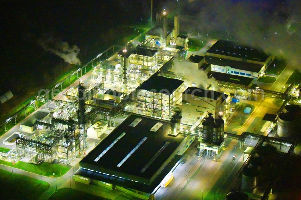 Elsteraue at night from the bird perspective: Night lighting Refinery equipment and management systems on the factory premises of the chemical manufacturers Chemie- and Industriepark Zeitz in Elsteraue in the state Saxony-Anhalt, Germany