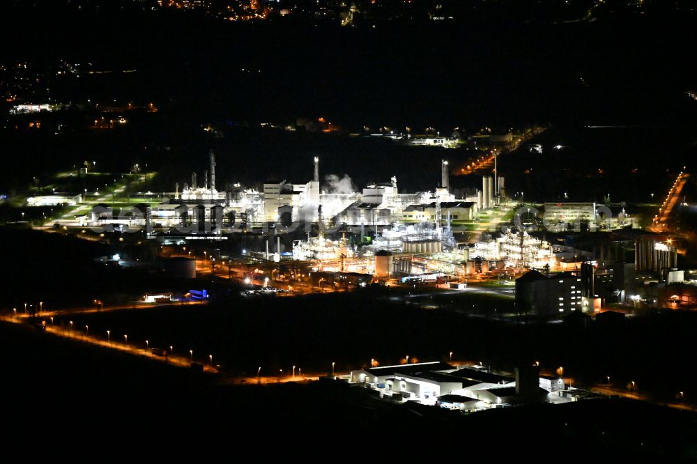 Aerial image at night Elsteraue - Night lighting Refinery equipment and management systems on the factory premises of the chemical manufacturers Chemie- and Industriepark Zeitz in Elsteraue in the state Saxony-Anhalt, Germany