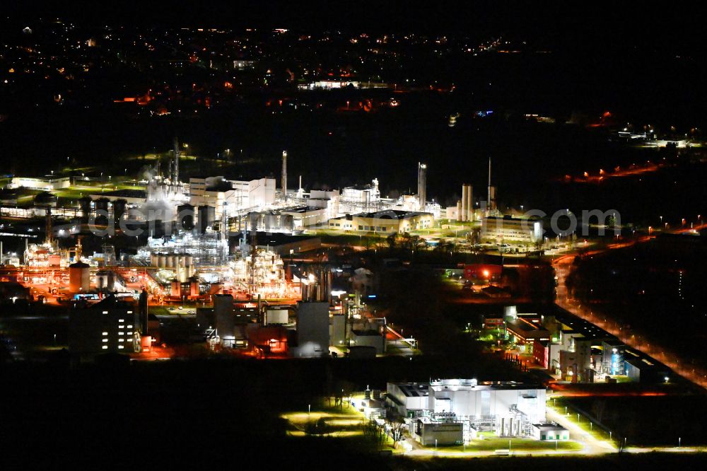 Aerial photograph at night Elsteraue - Night lighting Refinery equipment and management systems on the factory premises of the chemical manufacturers Chemie- and Industriepark Zeitz in Elsteraue in the state Saxony-Anhalt, Germany