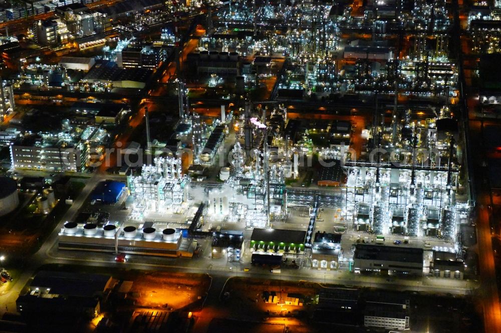 Ludwigshafen am Rhein at night from the bird perspective: Night lighting refinery equipment and management systems on the factory premises of the chemical manufacturers BASF in Ludwigshafen am Rhein in the state Rhineland-Palatinate, Germany